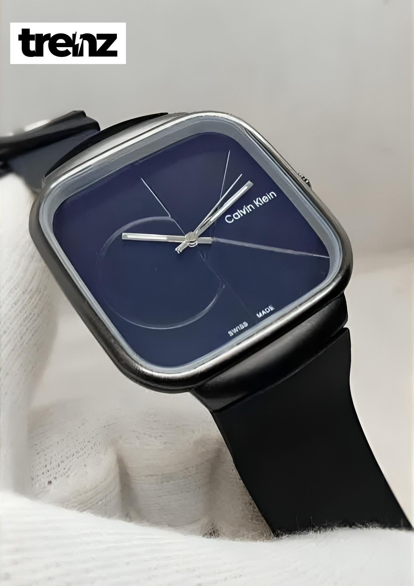 Simple Elegance: Rubber Strap Watch with Minimalist Design